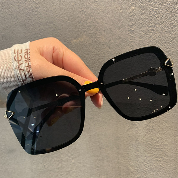 Aktuālās sieviešu saulesbrilles ar UV aizsardzību