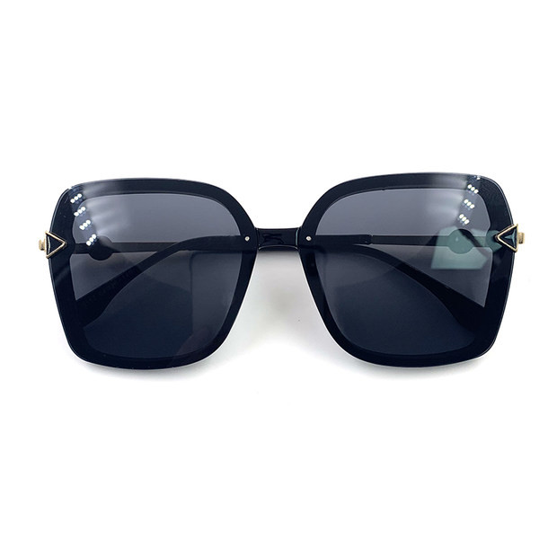 Aktuālās sieviešu saulesbrilles ar UV aizsardzību