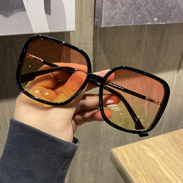 Jauns sieviešu briļļu modelis ar kvadrātveida formu - vairākas krāsas