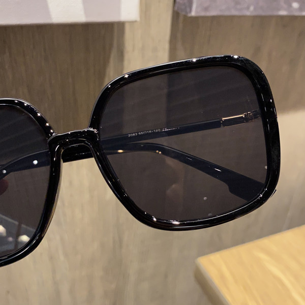 Jauns sieviešu briļļu modelis ar kvadrātveida formu - vairākas krāsas