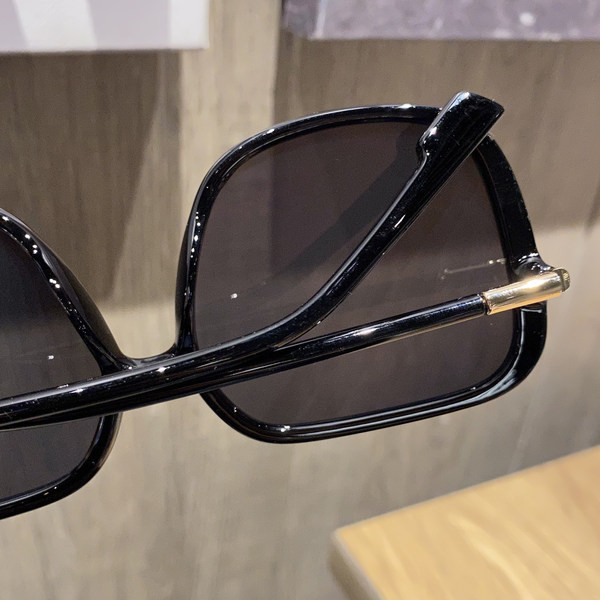 Jauns sieviešu briļļu modelis ar kvadrātveida formu - vairākas krāsas