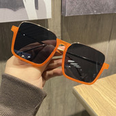 Stilīgas sieviešu brilles ar kvadrātveida formu un plāniem rāmjiem