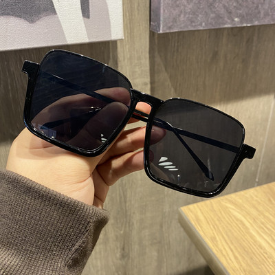 Stilīgas sieviešu brilles ar kvadrātveida formu un plāniem rāmjiem