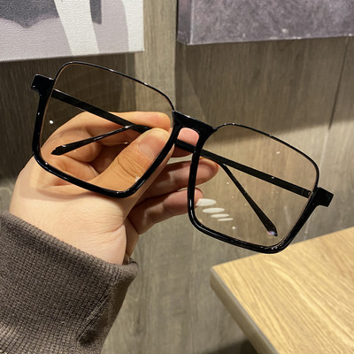 Stilīgas sieviešu brilles ar kvadrātveida formu un plāniem rāmjiem