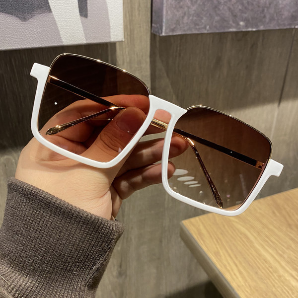 Stilīgas sieviešu brilles ar kvadrātveida formu un plāniem rāmjiem