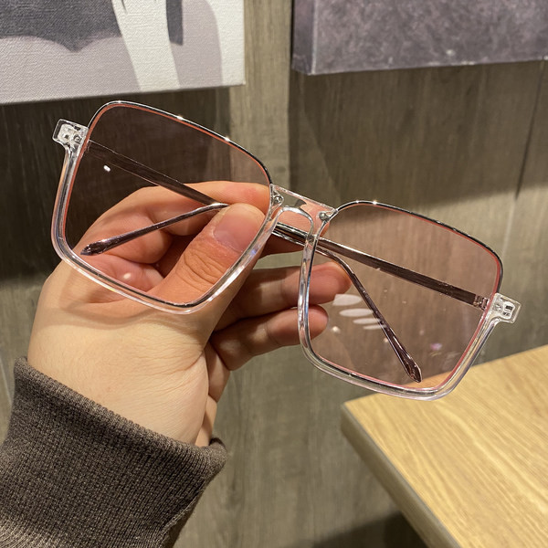 Stilīgas sieviešu brilles ar kvadrātveida formu un plāniem rāmjiem