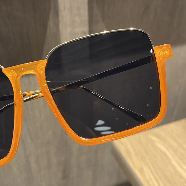 Stilīgas sieviešu brilles ar kvadrātveida formu un plāniem rāmjiem