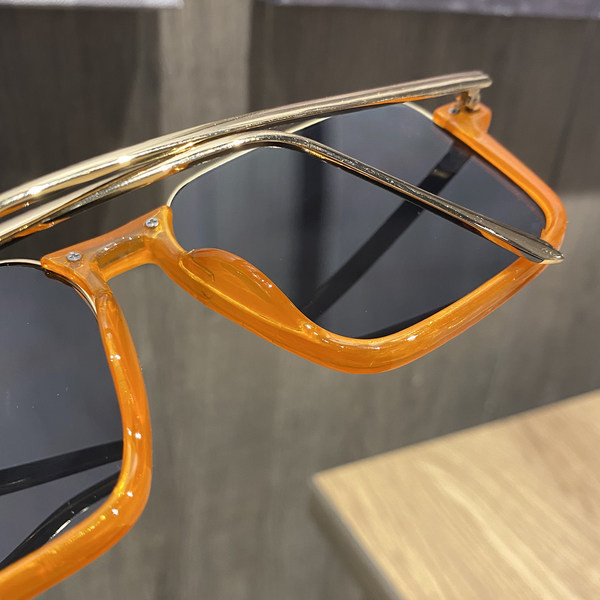 Stilīgas sieviešu brilles ar kvadrātveida formu un plāniem rāmjiem