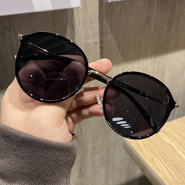 Stilīgas sieviešu brilles apaļā formā ar plānām lencēm