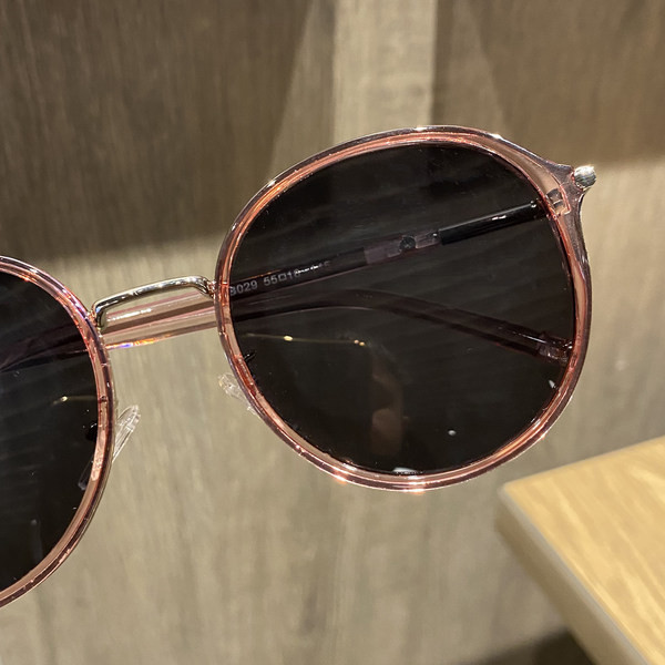 Stilīgas sieviešu brilles apaļā formā ar plānām lencēm