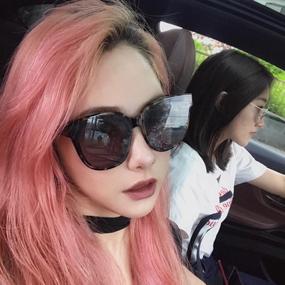 Model nou de ochelari de soare ovali pentru femei