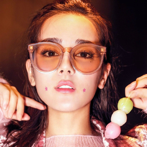 Model nou de ochelari de soare ovali pentru femei