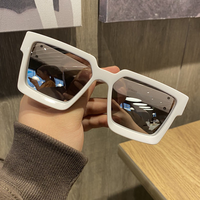 Kvadrātveida sieviešu brilles ar platu rāmi