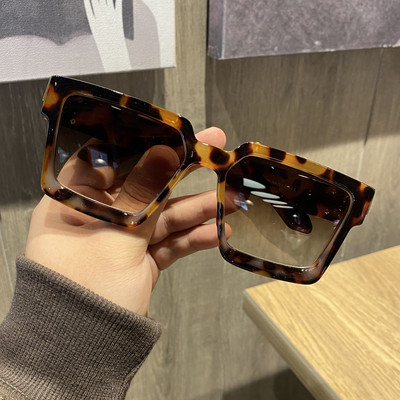 Kvadrātveida sieviešu brilles ar platu rāmi