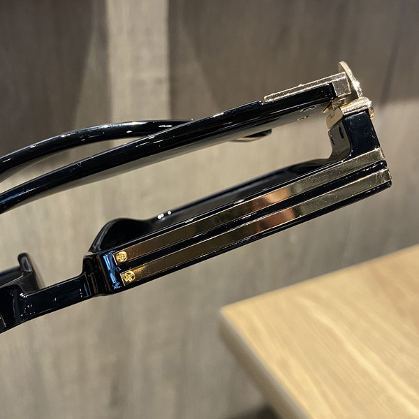 Kvadrātveida sieviešu brilles ar platu rāmi