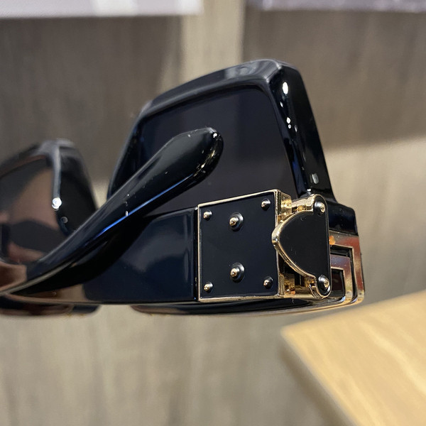 Kvadrātveida sieviešu brilles ar platu rāmi