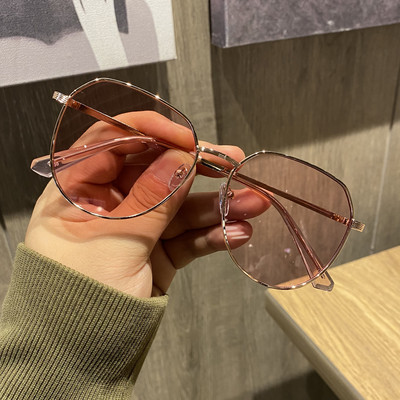 Jauns sieviešu briļļu modelis apaļā formā