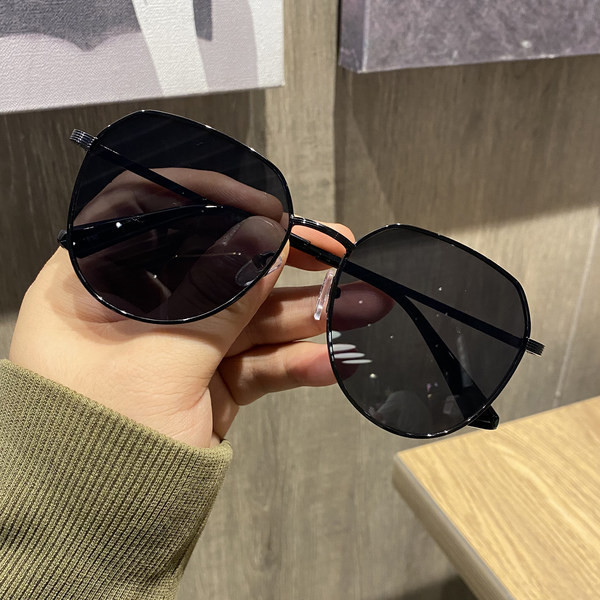 Jauns sieviešu briļļu modelis apaļā formā