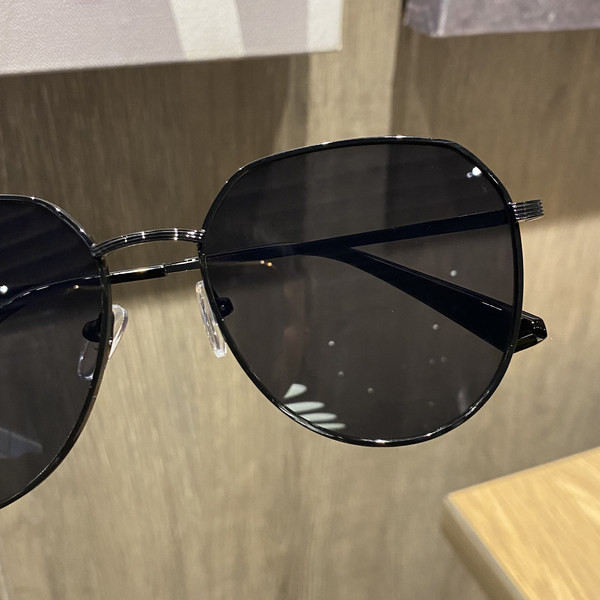 Jauns sieviešu briļļu modelis apaļā formā