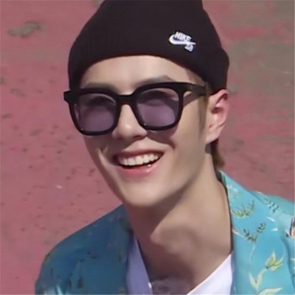 Sieviešu kvadrātveida saulesbrilles ar krāsainām lēcām