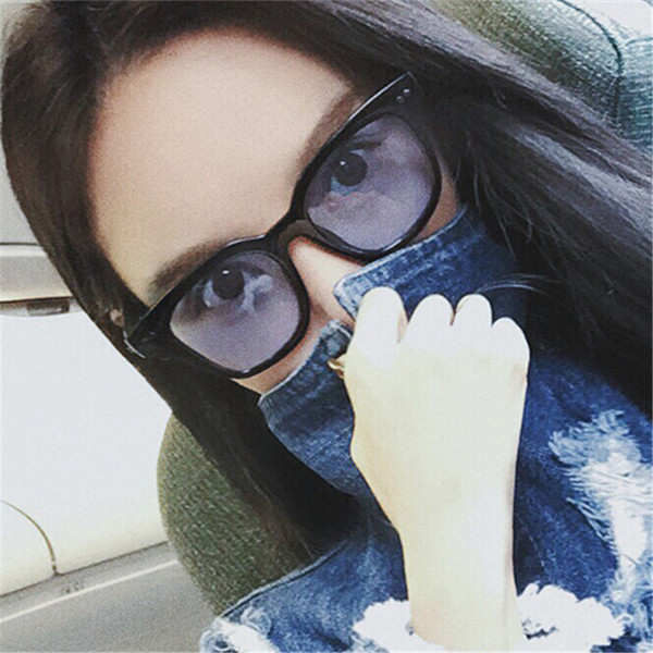 Sieviešu kvadrātveida saulesbrilles ar krāsainām lēcām