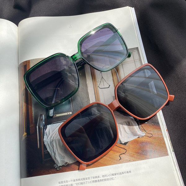 Γυναικεία τετράγωνα γυαλιά με χρωματιστά κουφώματα