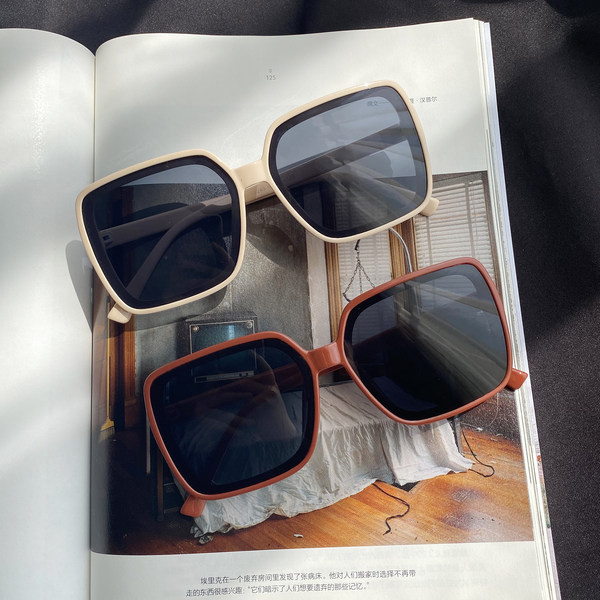 Γυναικεία τετράγωνα γυαλιά με χρωματιστά κουφώματα