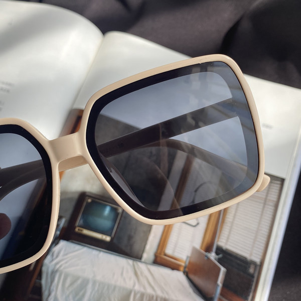 Γυναικεία τετράγωνα γυαλιά με χρωματιστά κουφώματα