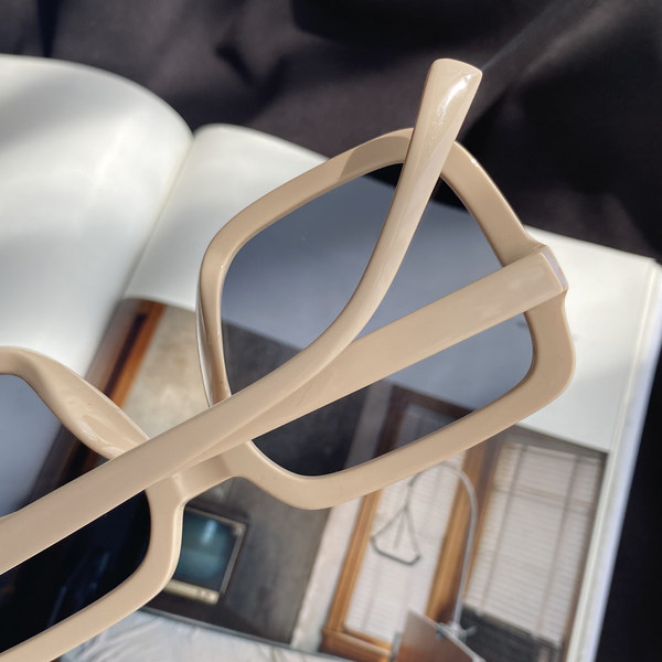 Γυναικεία τετράγωνα γυαλιά με χρωματιστά κουφώματα