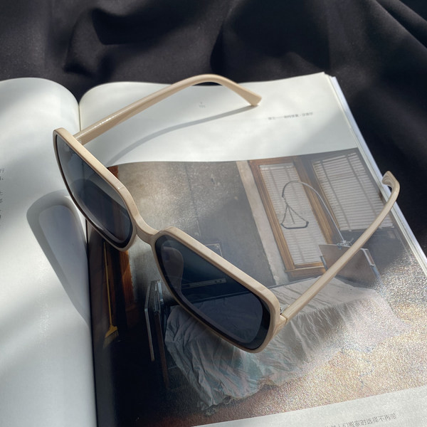 Γυναικεία τετράγωνα γυαλιά με χρωματιστά κουφώματα