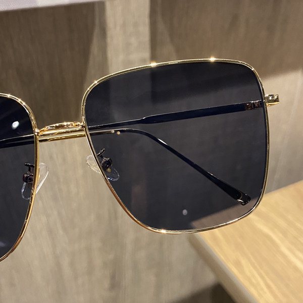 Jauns sieviešu briļļu modelis ar plāniem rāmjiem - vairākas krāsas