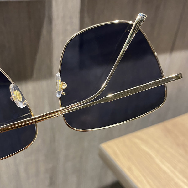 Jauns sieviešu briļļu modelis ar plāniem rāmjiem - vairākas krāsas