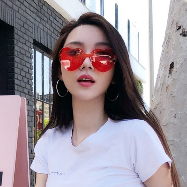 Ochelari de soare în formă de inimă pentru femei