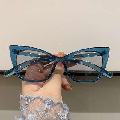 Moderne ženske mačkaste naočale s tankim okvirom