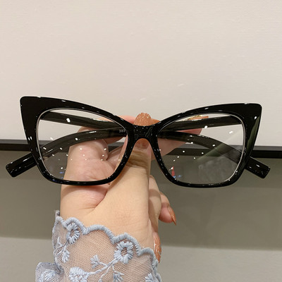 Moderne ženske mačkaste naočale s tankim okvirom