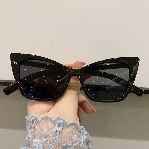 Moderne ženske mačkaste naočale s tankim okvirom