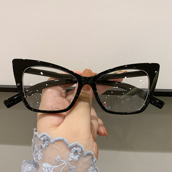Moderne ženske mačkaste naočale s tankim okvirom