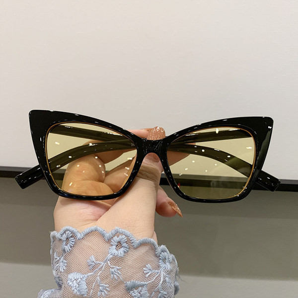 Moderne ženske mačkaste naočale s tankim okvirom