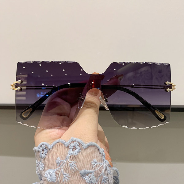 Ochelari de soare pătrați eleganti, cu o ramă subțire