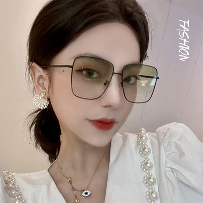 Sieviešu saulesbrilles ar kvadrātveida formu un metāla rāmi