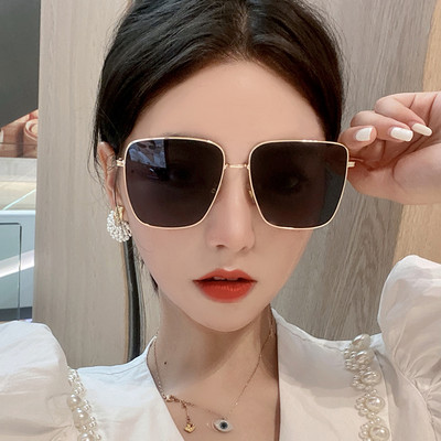 Sieviešu saulesbrilles ar kvadrātveida formu un metāla rāmi