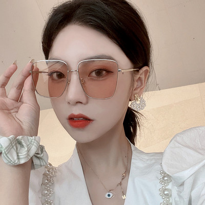 Sieviešu saulesbrilles ar kvadrātveida formu un metāla rāmi