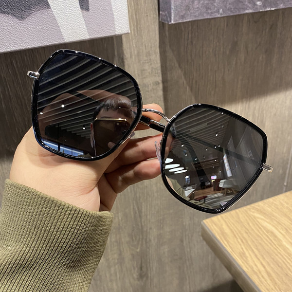 Ochelari de soare pătrați cu rame subțiri