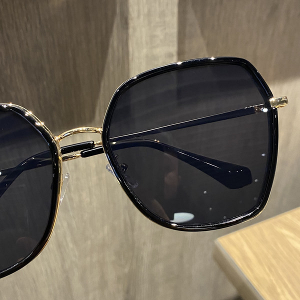 Ochelari de soare pătrați cu rame subțiri