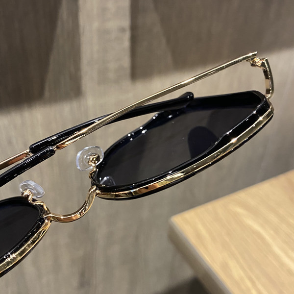 Ochelari de soare pătrați cu rame subțiri