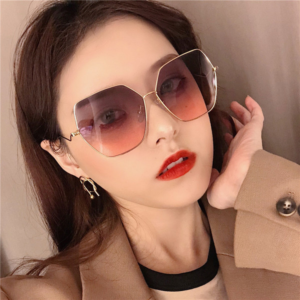 Sieviešu saulesbrilles ar kvadrātveida formu un metāla rāmjiem