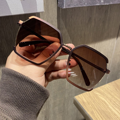 Saulesbrilles ar kvadrātveida rāmi vairākās krāsās