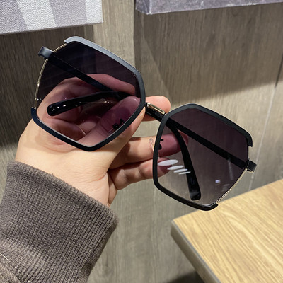 Saulesbrilles ar kvadrātveida rāmi vairākās krāsās