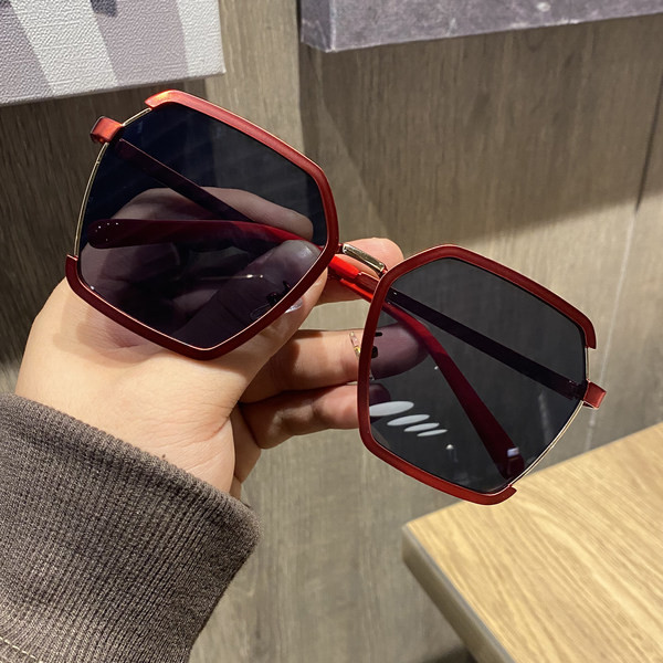 Saulesbrilles ar kvadrātveida rāmi vairākās krāsās