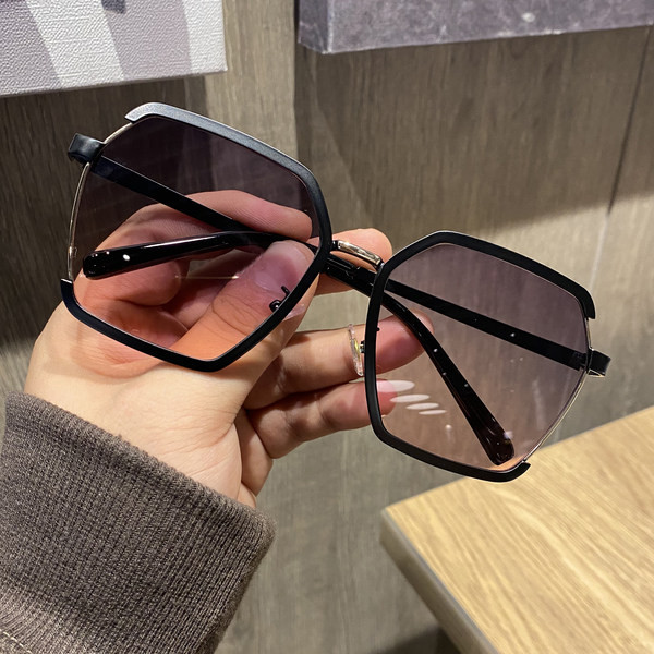 Saulesbrilles ar kvadrātveida rāmi vairākās krāsās